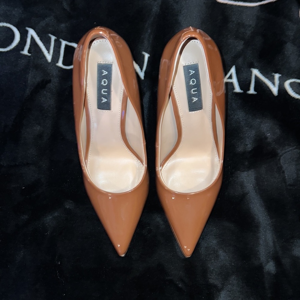 AQUA Camel Patent Brit Pointed Pumps
